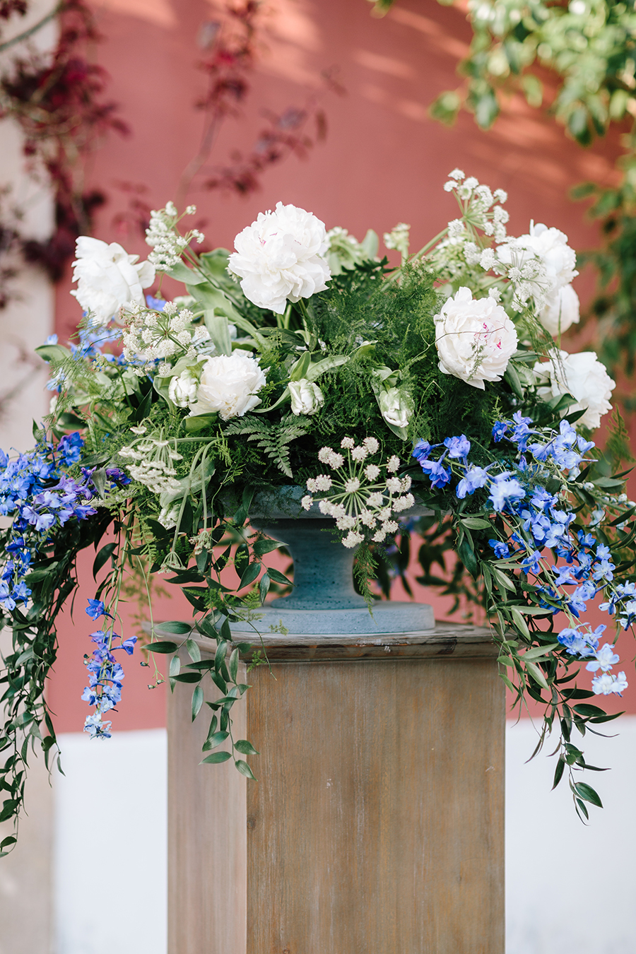 Luxury wedding in Portugal Castle TheWeddingco and Alice Floral Design