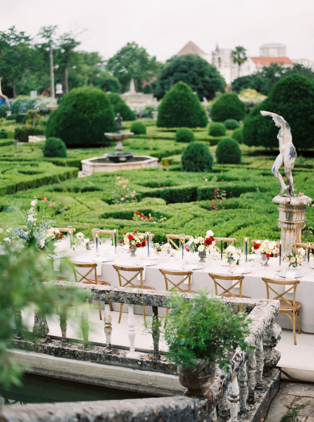 Luxury wedding in Portugal Castle TheWeddingco and Alice Floral Design