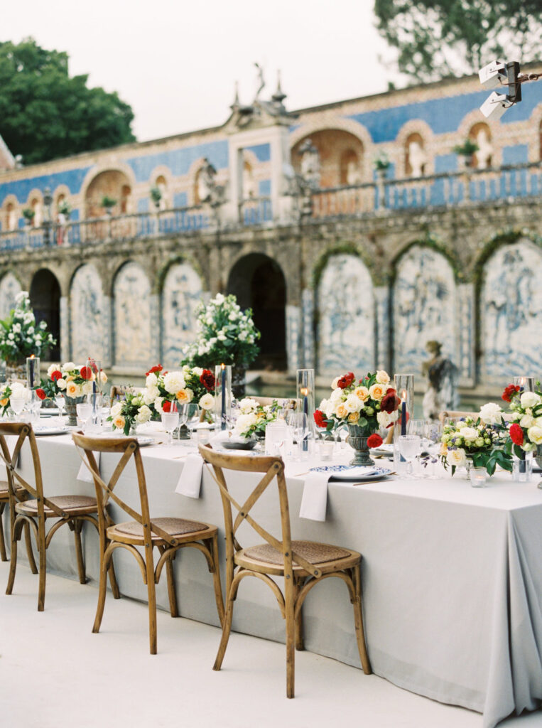 Chic Floral decoration in Portugal by Hanami studio by Alice for The Wedding Co